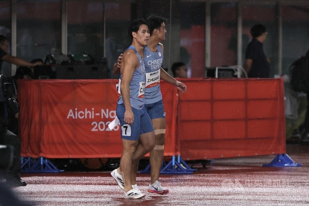 名古屋亞運田徑男子400公尺接力28日決賽，台灣男好手楊俊瀚（左）、陳玟溥、黃左軍（右）、賴柏翔奪下銀牌，賽後楊俊瀚與黃左軍搭著肩而行。中央社記者翁睿坤愛知攝　115年9月28日