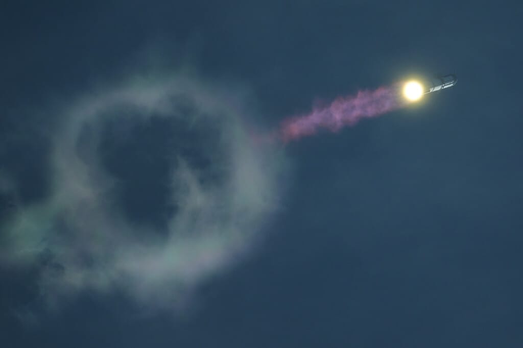 SpaceX公司的巨型火箭「星艦」28日從美國德州的星際基地升空。（美聯社） 圖：中央社提供