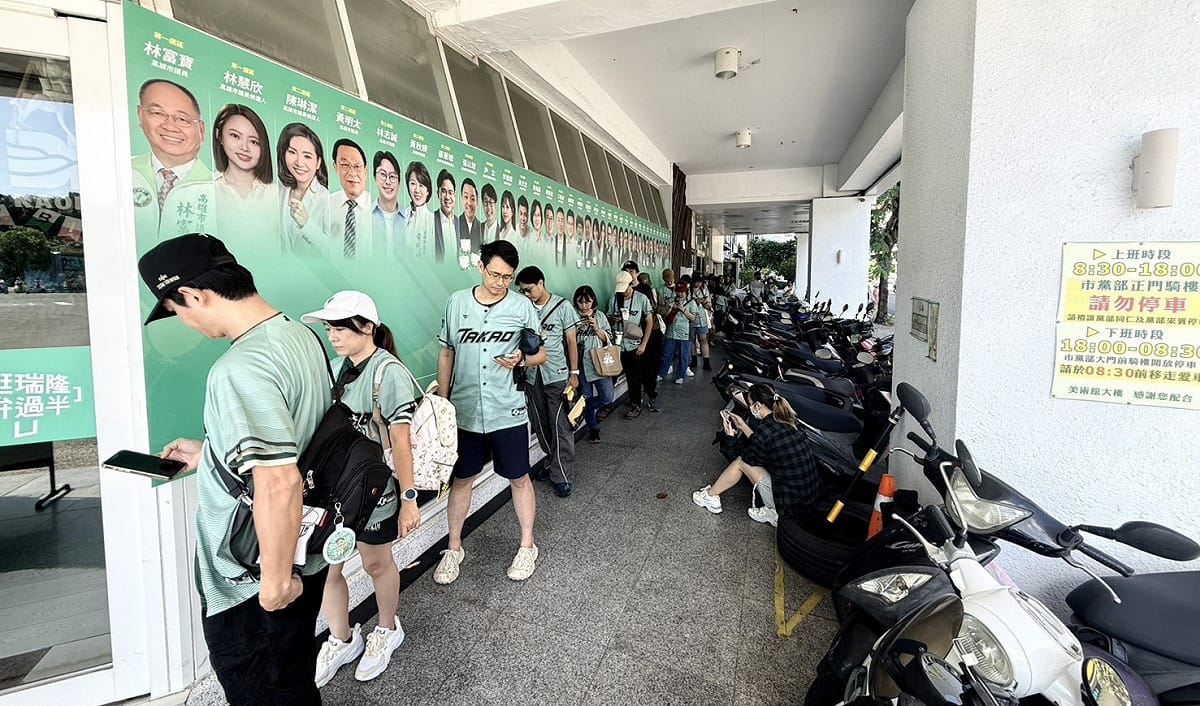 「928 DPP 40生咖」活動登場，一大早市黨部外即出現排隊人潮。 圖：民進黨高雄市黨部／提供