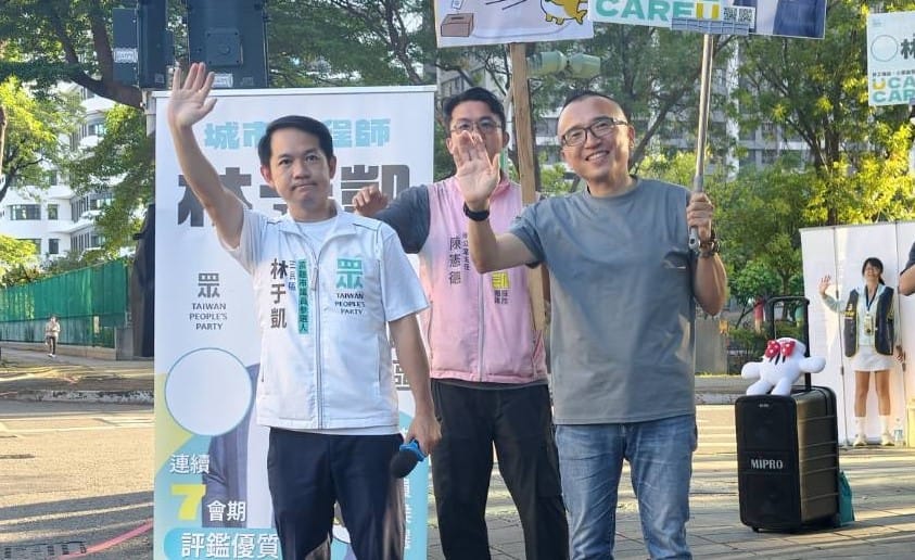 林于凱(左)在周榆修(右)陪同下，在左營高鐵外祝福每一位收假北上的遊子平安順利。 圖：林于凱競辦／提供