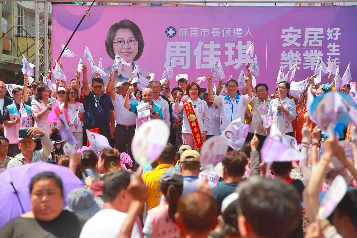 周佳琪(中)成立競選總部，現場湧入近5千位鄉親相挺。 圖：周佳琪競總／提供