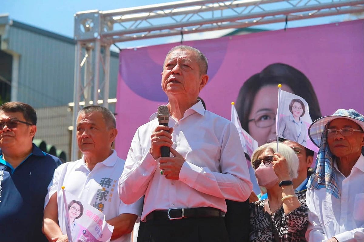 周典論(中)表示，自己雖是周佳琪的父親並擔任縣議會議長，但過去4年並未介入市公所人事及行政決策。 圖：周佳琪競總／提供