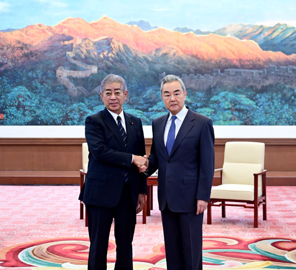 前日本外務大臣岩屋武近日以日本國際貿易促進協會（JITA）會長身分訪中，中國外交部長王毅28日以中共中央外事工作委員會辦公室主任身分會見他。 圖：翻攝自中華人民共和國外交部官網