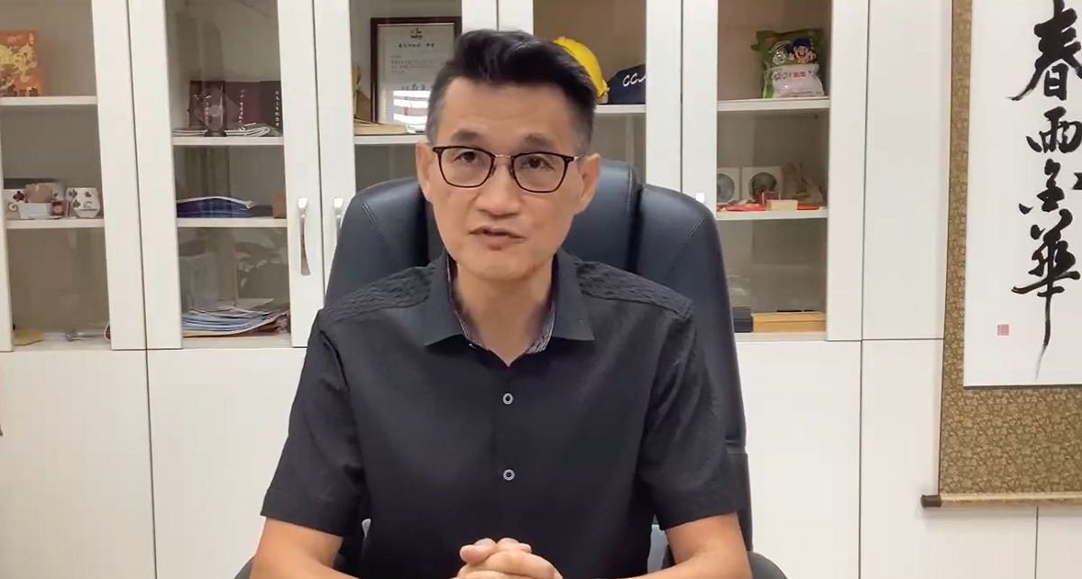 台北市金華國中營養午餐爭議持續延燒，校長黃啟清28日晚間再度發表影片聲明，強調近期部分訊息與事實不符，並沒有所謂「集體食物中毒」。 圖：翻攝畫面