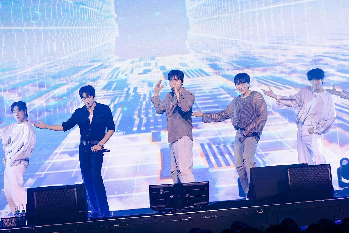 B1A4帶來〈PAUSE〉、〈REWIND〉、〈TONIGHT〉、〈DIVING〉、〈Rock Paper Scissors〉等歌曲，從抒情旋律到節奏感十足的舞曲，穩定的默契與唱跳實力展露無遺。 圖：網銀國際影視／提供
