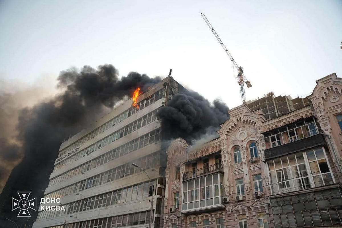 俄軍當地時間28日空襲基輔市區建築。 圖：翻攝自烏克蘭國家緊急情況服務局