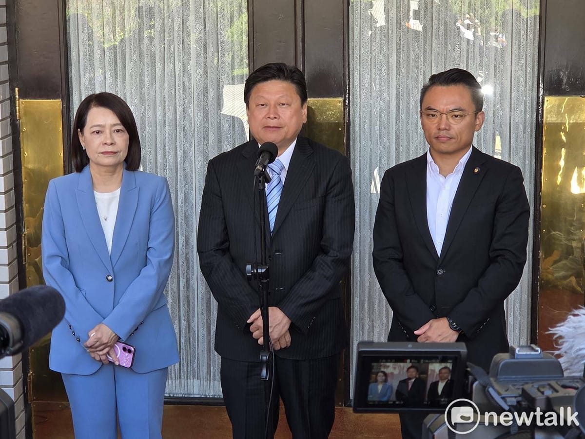 國民黨團總召傅崐萁、黨團書記長許宇甄、副書記長洪孟楷召開記者會，呼籲今年就普發現金2萬元。 圖：黃建豪/攝