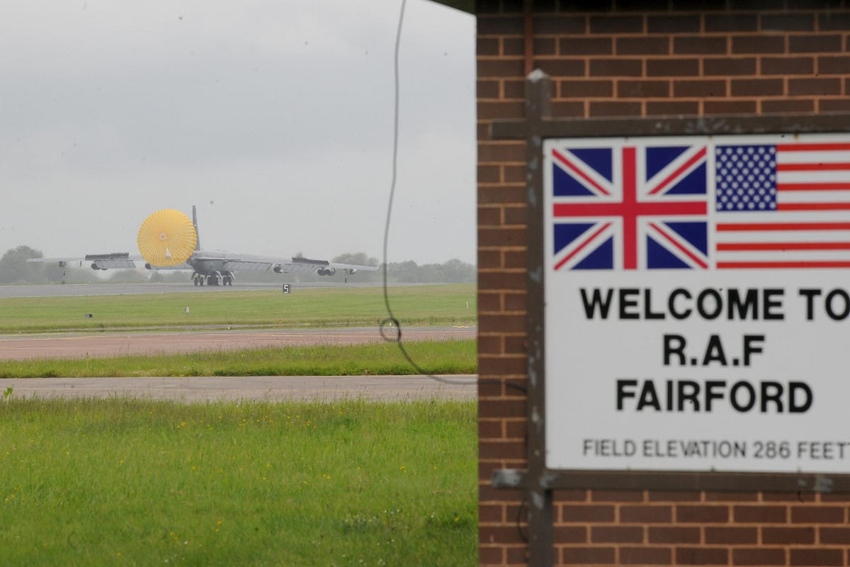 當地時間27日，英國警方逮捕5名涉嫌策畫以爆裂物攻擊皇家空軍費爾福德基地（RAF Fairford）的年輕男子，並調查事件是否涉及伊朗等外國勢力。圖為費爾福德基地入口。 圖：翻攝美國空軍（資料照）