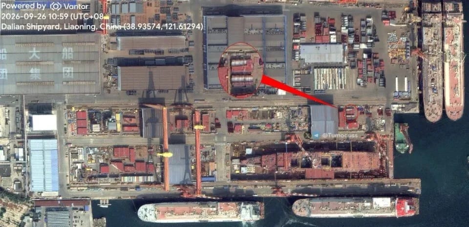 中國第四艘航空母艦（通稱 004 型），左舷已接連安裝 2 個大尺寸外飄分段模組。 圖：翻攝自單手搓核彈
