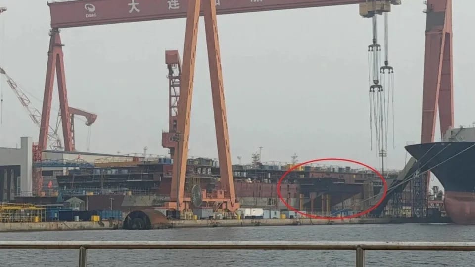中國第四艘航空母艦極可能採取類似美軍「福特級」，配備 3 檯大型舷側升降機，並在艦艏與斜角甲板分別設置各 2 條、共計 4 條電磁彈射器。 圖：翻攝自單手搓核彈