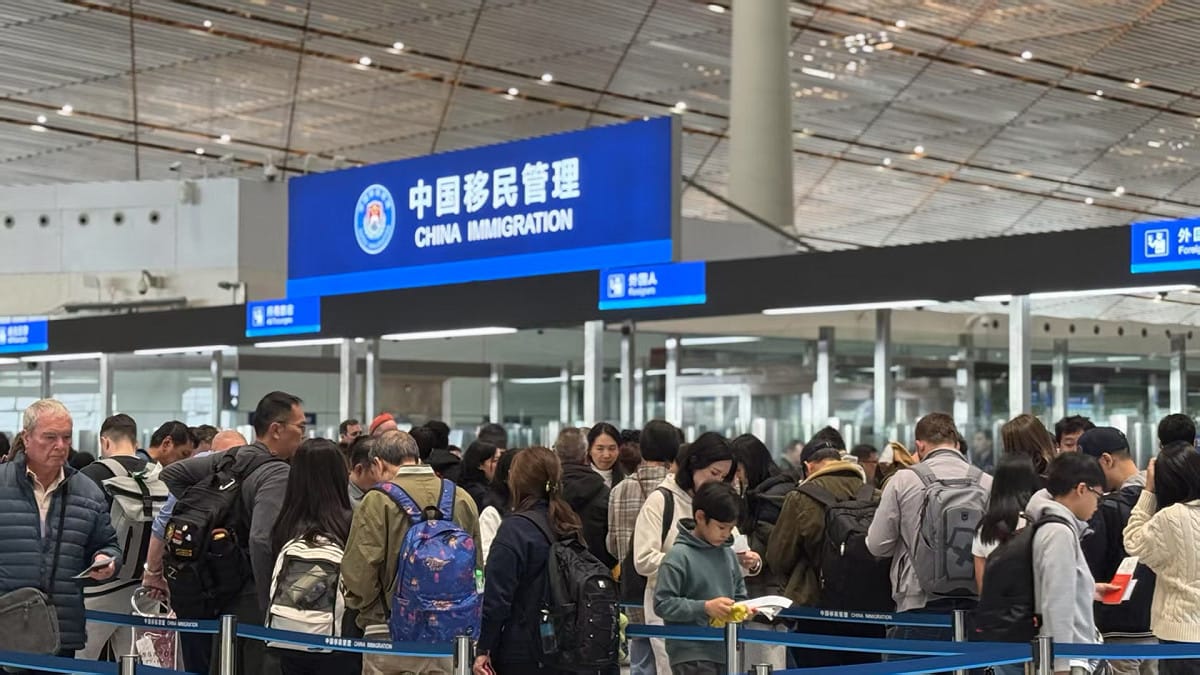 中國當局據報進一步收緊民營企業頂尖AI人才出境管制，部分受限人士的配偶與子女也被納入限制。圖為北京首都國際機場出入境邊檢區，大批旅客排隊等候查驗。 圖：翻攝自北京日報
