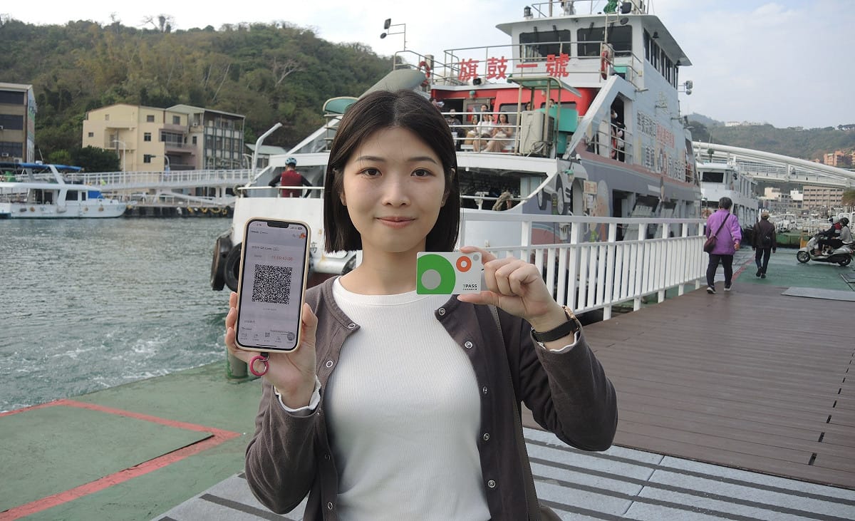 使用MeNGo/TPASS定期票搭乘旗津，累積減碳成果可兌換精美好禮。 圖：高雄市交通局／提供