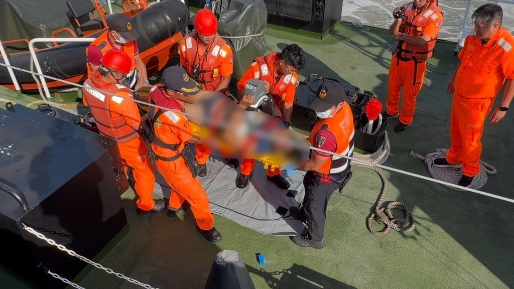 澎湖籍「滿義發」漁船船長29日上午7時52分在內垵南海域意外落海昏迷，澎湖海巡隊前往救援，緊急護送馬公就醫，漁船由海巡協助駛返。（澎湖海巡隊提供）中央社　115年9月29日