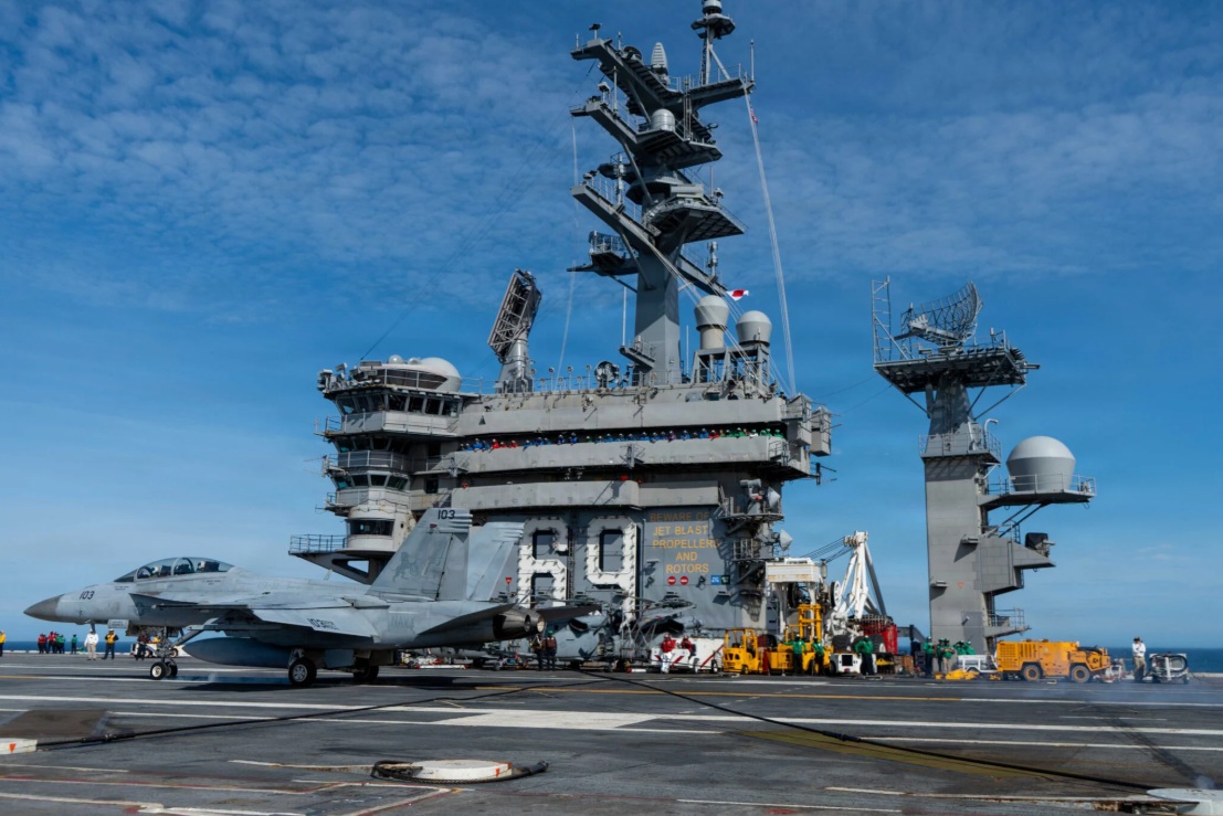 美國海軍航空母艦「艾森豪號（CVN-69）」28日發生著艦事故，一架的未透露機型雙座艦載機兩名飛行員彈射逃生後獲救，甲板上另有4人受傷。 圖：翻攝US NAVY（資料照）