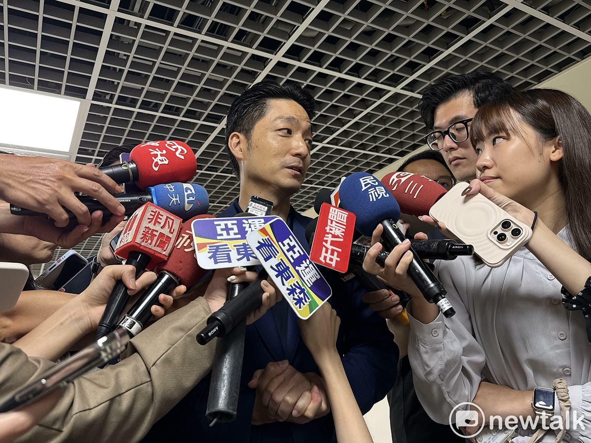 台北市長蔣萬安今與議長戴錫欽赴公務委員會致贈水果。 圖：周煊惠 / 攝