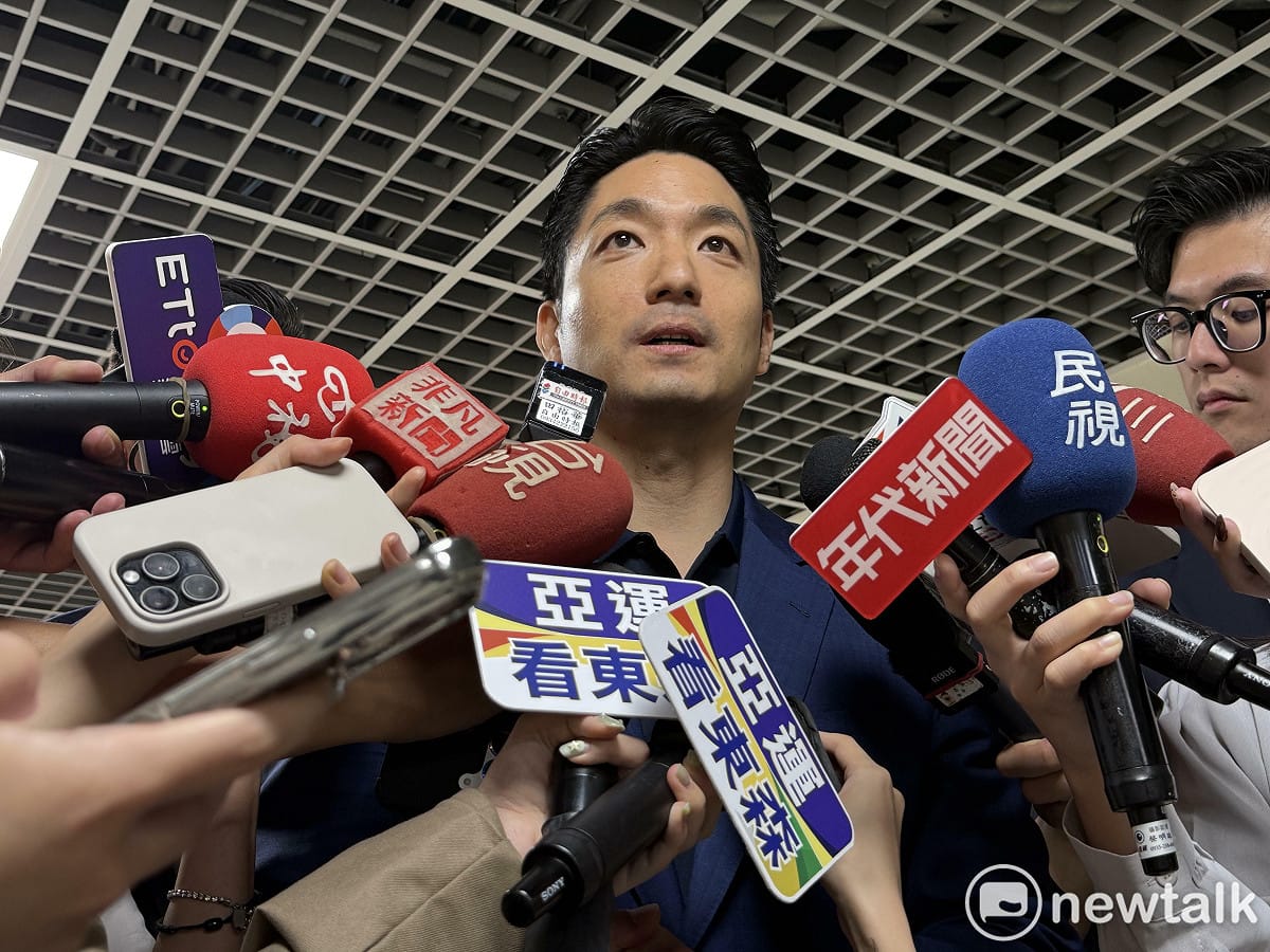 台北市長蔣萬安今與議長戴錫欽赴公務委員會致贈水果。 圖：周煊惠 / 攝