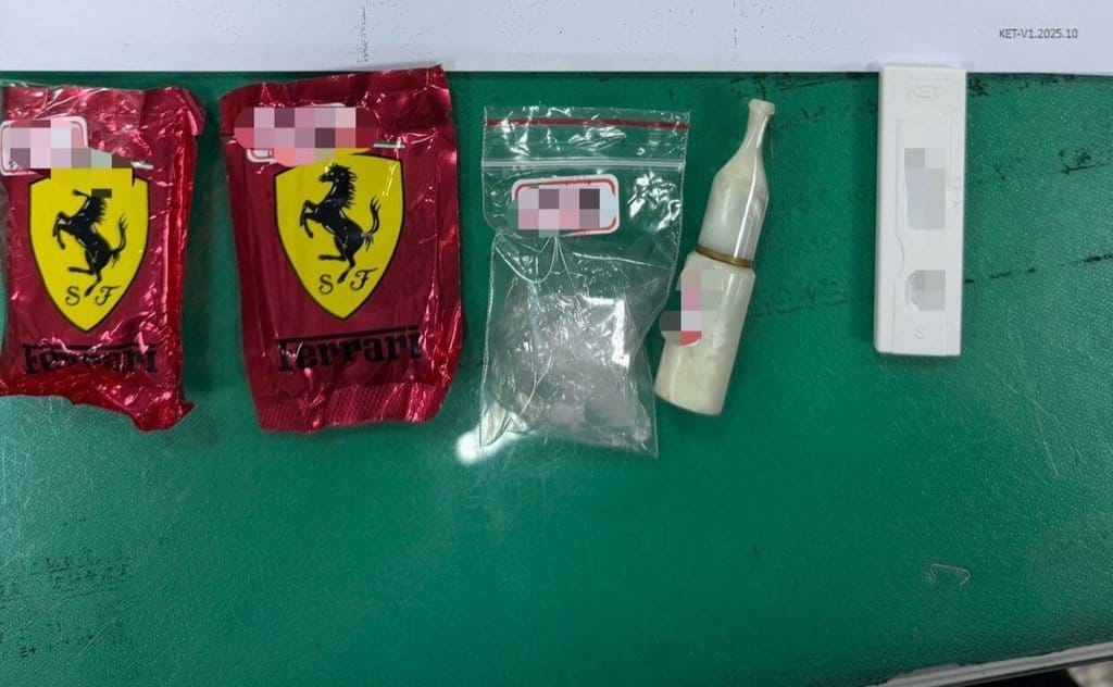高雄吳姓女子28日開車疑排檔操作錯誤自撞電線桿，警方發現吳女精神不佳且飄散異味，經實施唾液檢測檢出愷他命陽性反應，當場依公共危險罪嫌逮捕，並查獲毒咖啡包和愷他命，依毒品、公共危險罪送辦。（高雄鼓山警分局提供）中央社記者洪學廣傳真　115年9月29日