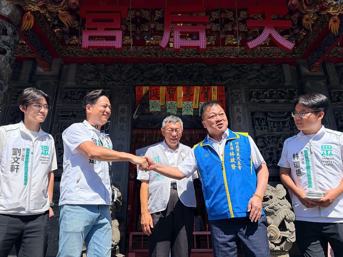 前民眾黨主席柯文哲29日陪同黨籍新竹縣竹北市長候選人赴天后宮參拜，而國民黨籍竹北市民代表會林啟賢也一同陪同。 圖：翻攝自邱臣遠臉書