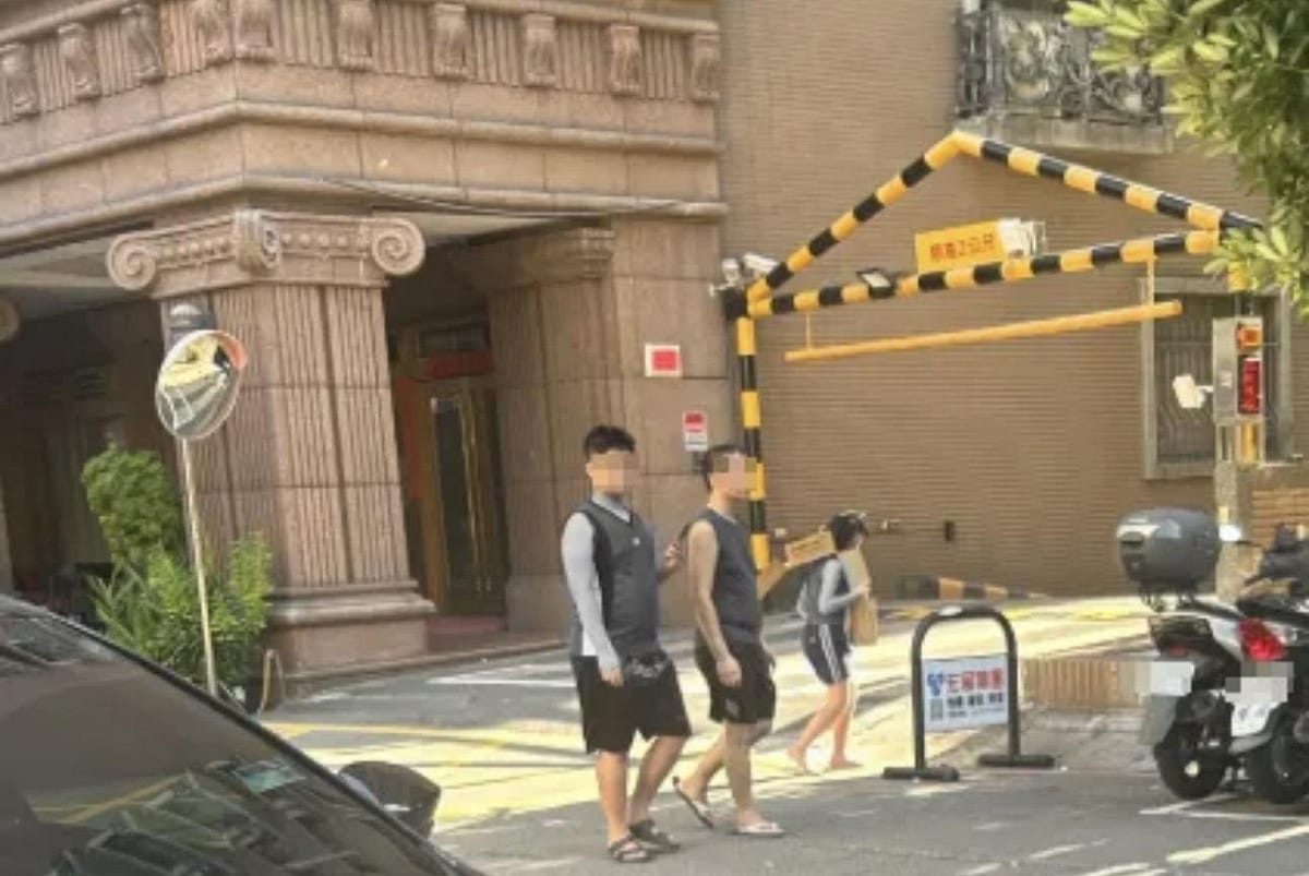 三重女童被父親與哥哥強逼掛「畜生」牌遊街示眾，甚至赤腳在路上行走。 圖：翻攝自Threads