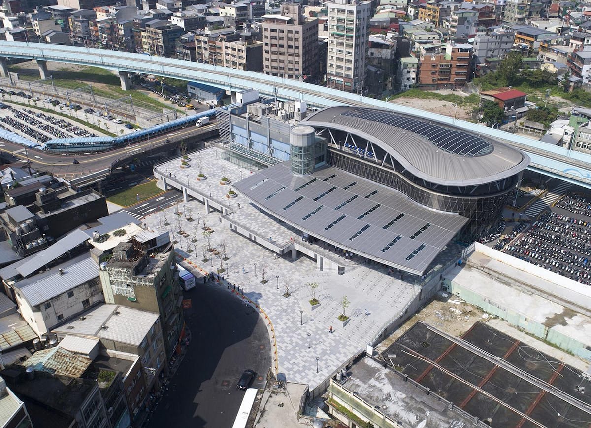 基隆車站旁大樓外牆剝落，下石塊雨砸壞店家招牌與機車。 圖：基隆市政府提供（示意圖）