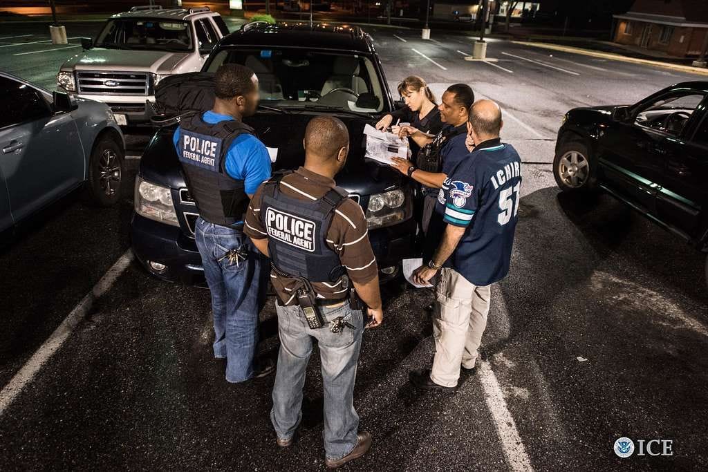 美國國土安全部（DHS）表示，美國移民暨海關執法局（ICE）已加強在「庇護城市」（Sanctuary Cities）的部署，並展開大規模執法行動，引發移民團體與民主黨人士批評。 圖:翻攝自X @fowatchfloor