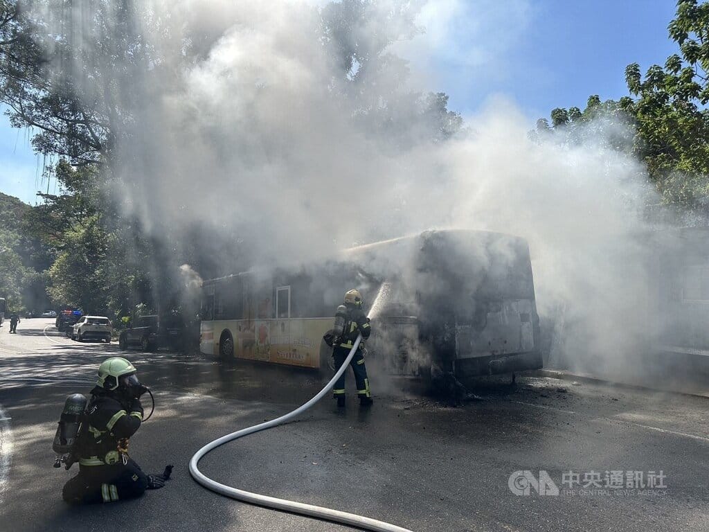 台北市消防局29日獲報，指士林區一輛首都客運公車在行進時自燃，隨即派員到場滅火，所幸無人受傷。（翻攝照片）中央社記者黃麗芸傳真　115年9月29日