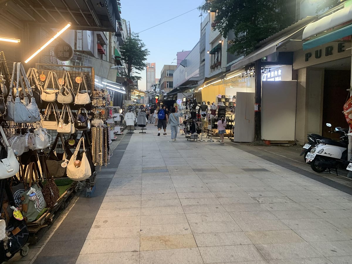 曾風光一時的新堀江商圈，如今連續假日也是人潮稀少。 圖：孫家銘／拍攝
