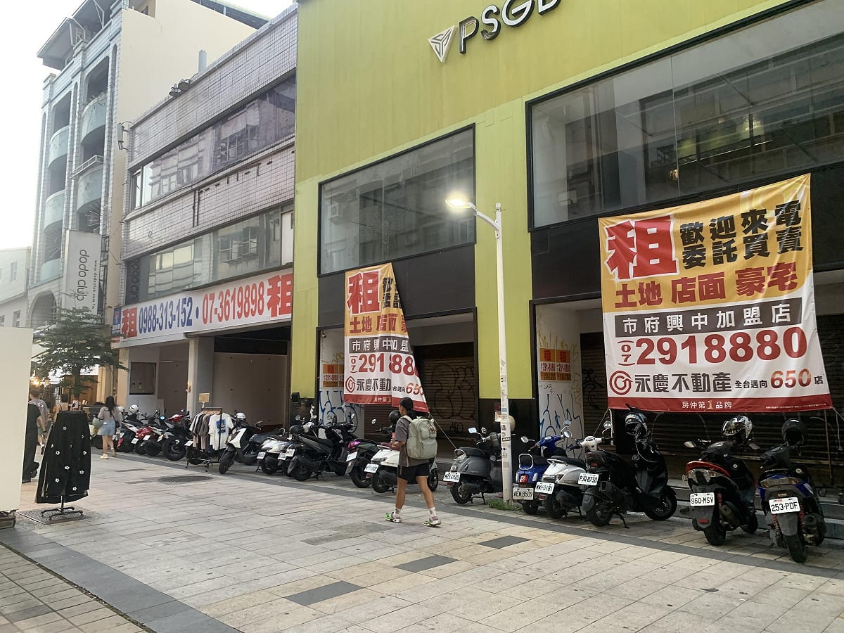 新堀江商圈整排店面貼滿招租的帆布廣告。 圖：孫家銘／拍攝