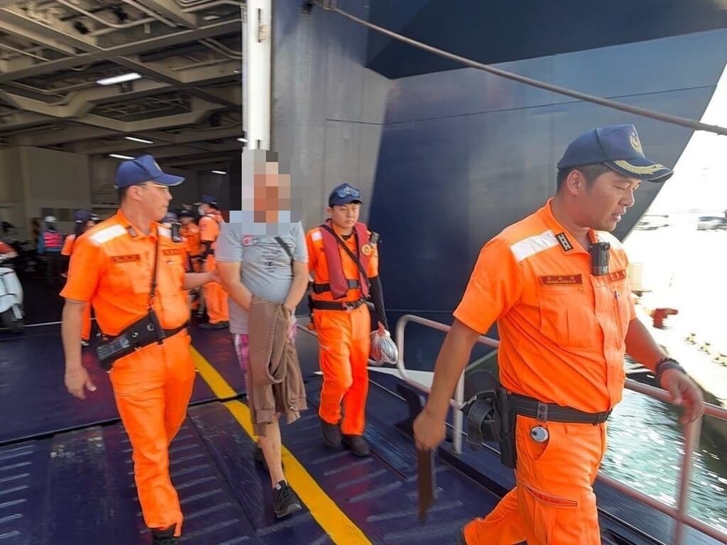 海巡署南部分署第五岸巡隊高雄商港安檢所29日執行「澎湖輪」出港旅客名單查核時，發現汪姓旅客涉及賭博案並遭澎湖地檢署通緝，隨即啟動「高澎跨區聯防機制」，由金馬澎分署第七岸巡隊馬公商港安檢所預先部署，於澎湖輪靠泊後，登船攔查將汪男逮捕歸案。（海巡署南部分署第五岸巡隊提供）中央社記者張已亷傳真　115年9月29日