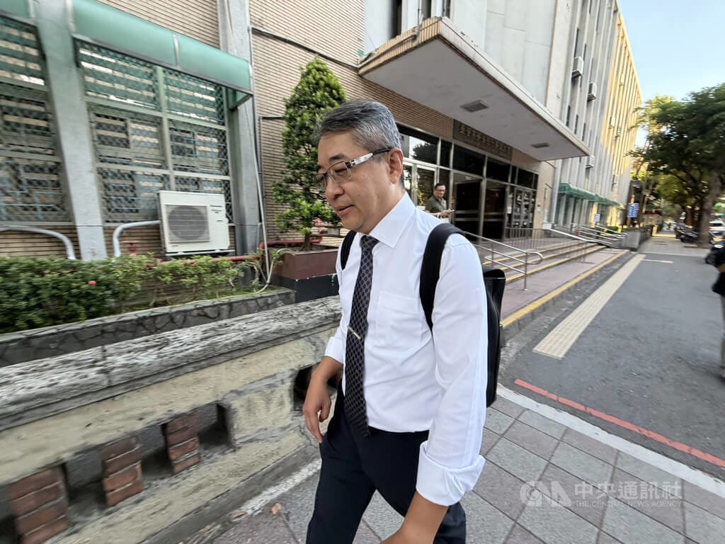 民眾黨創黨主席柯文哲涉京華城、政治獻金等案，一審判刑17年，上訴後台灣高等法院目前先審政治獻金部分。辯護人鄭深元（前）聲請閱覽先前未看過的數位卷證，並於29日赴高院出庭。中央社記者劉世怡攝　115年9月29日