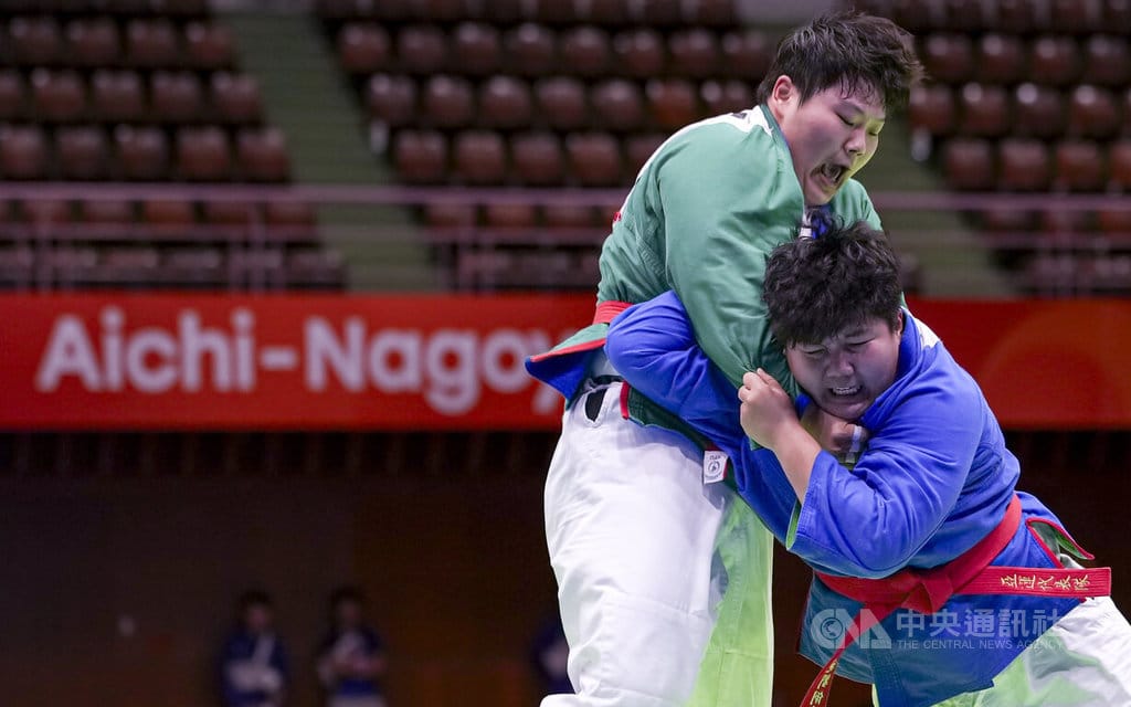愛知名古屋亞運克拉術女子87公斤以上級決賽29日舉行，台灣選手施劉俐伶（藍衣）與南韓選手激烈攻防，終場以0比5拿下銀牌。中央社記者鄭清元愛知攝　115年9月29日