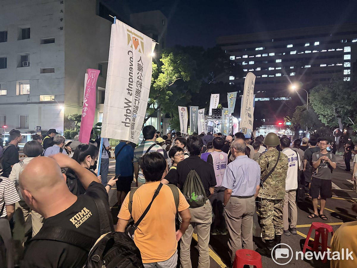 39個公民團體今（29）日於立法院周遭發起「立院開議勿擺爛，公民下班拉警報」遊行。 圖：李宣萱/攝