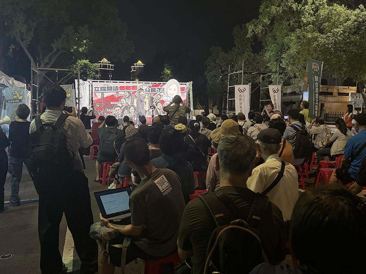 活動中，舞臺上上演「公民問八怪」行動劇，質問八位藍委為何要阻擋預算、癱瘓國家機關。 圖：李宣萱/攝