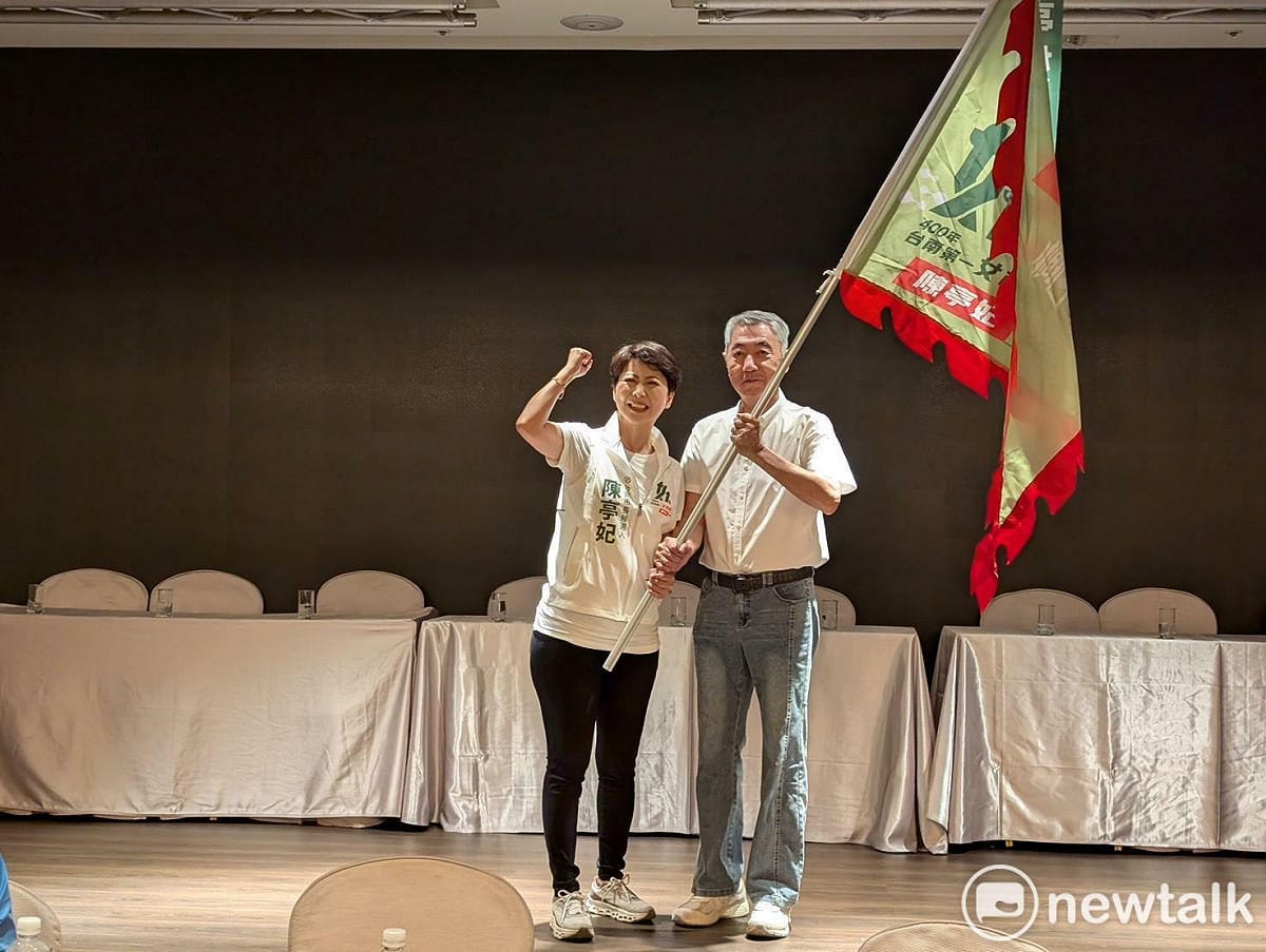 台南市長候選人陳亭妃成立農業後援會，由陳亭妃授戰旗予總會長吳正仁，並授證各農會後援會會長，集結台南農業界力量，力挺陳亭妃接棒台南市政，持續為農民打拚。 圖：陳亭妃競選總部提供