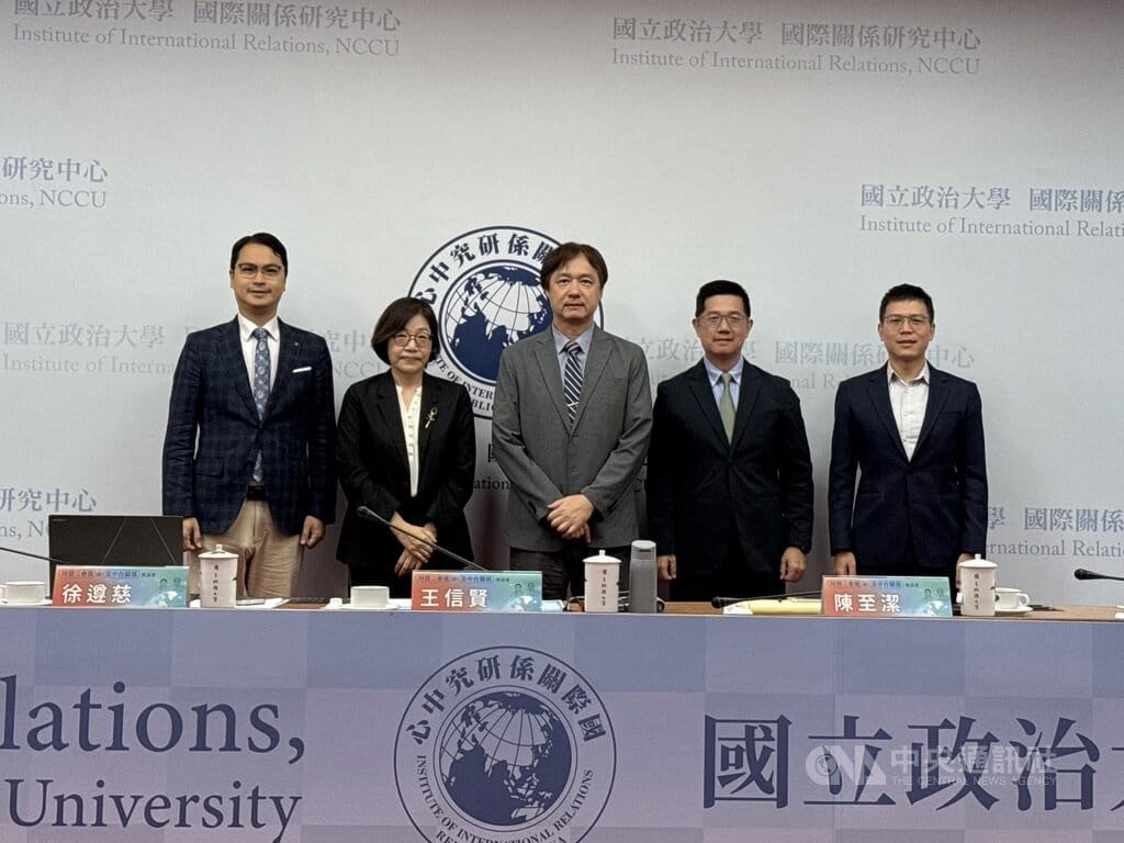 政大國關中心29日舉行「川習二會後的美中台關係」座談會，由左至右分別為淡江大學國際事務與戰略研究所助理教授馬準威、中經院台灣東協研究中心主任徐遵慈、政大國關中心主任王信賢、政大國關中心副主任陳至潔、政大國關中心副研究員曾偉峯。中央社記者廖文綺攝　115年9月29日 圖：中央社提供