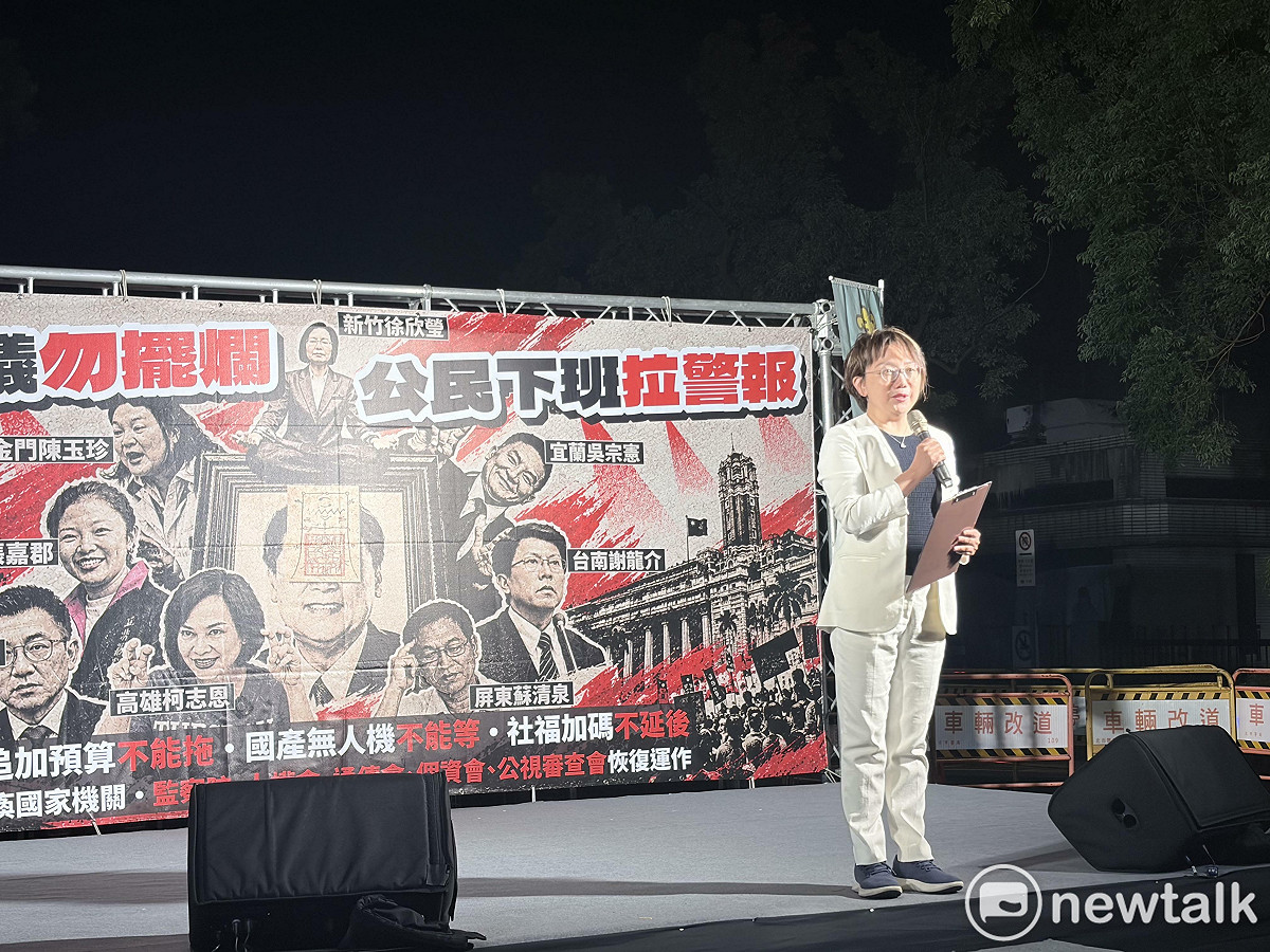 民進黨立委范雲出席民團「立院開議勿擺爛，公民下班拉警報」遊行。 圖：李宣萱/攝