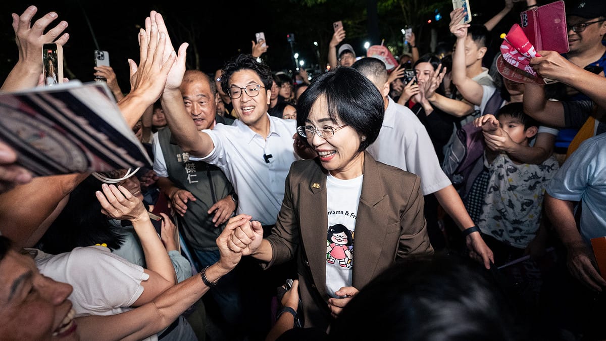 民眾紛紛拿出自製支持小物、手搖旗、高舉雙手比讚力挺，許多人拿出手機自拍留念，更激動緊握蘇巧慧和沈伯洋兩人雙手或緊擁兩人，高聲大喊「一定要贏！」兩人也展現超高親和力。 圖：蘇巧慧競總提供
