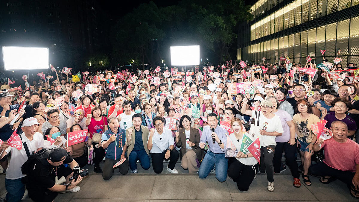 蘇巧慧和沈伯洋兩人今（29）日接受民視主播吳安琪邀請共同接受《一琪晚餐》節目訪談，民視廣場聚集超過千位民眾，節目開始後，更有超過萬人線上響應。 圖：蘇巧慧競總提供