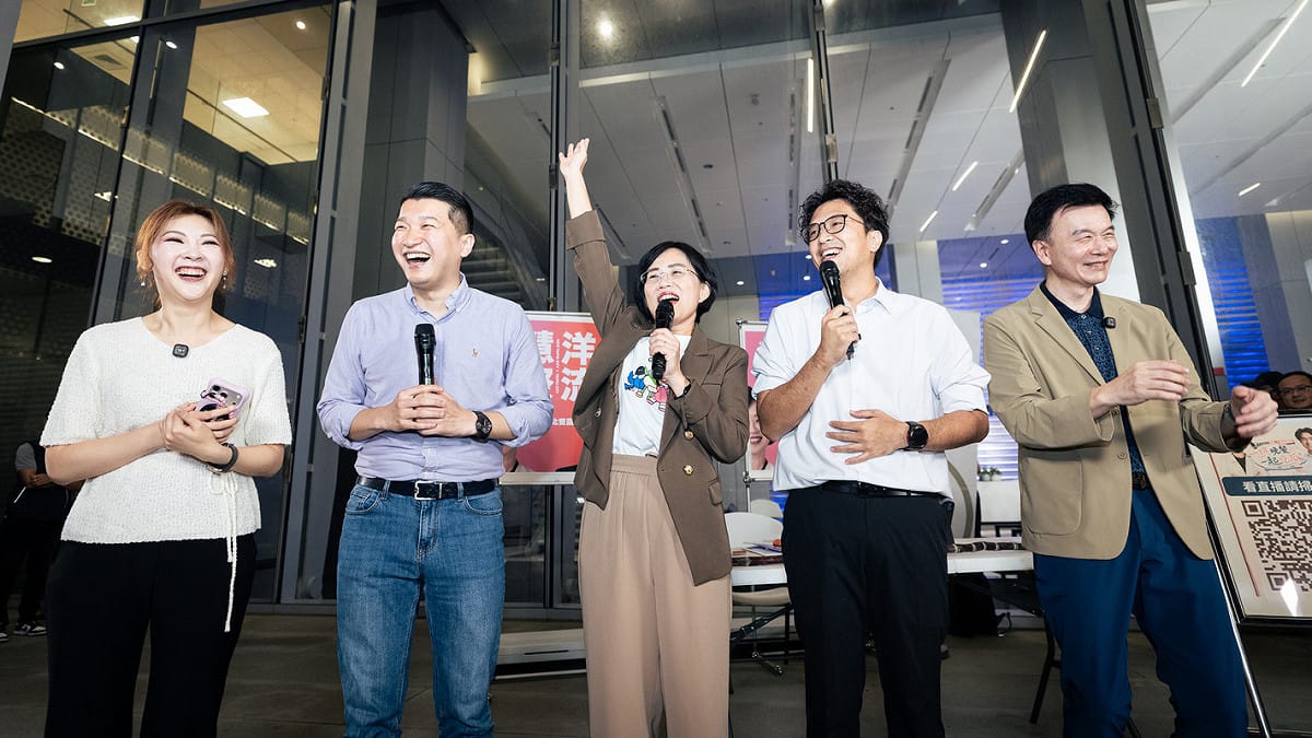 新北市長候選人、立法委員蘇巧慧與台北市長候選人、立法委員沈伯洋今（29）日接受民視主播吳安琪邀請共同接受《一琪晚餐》節目訪談。 圖：蘇巧慧競總提供