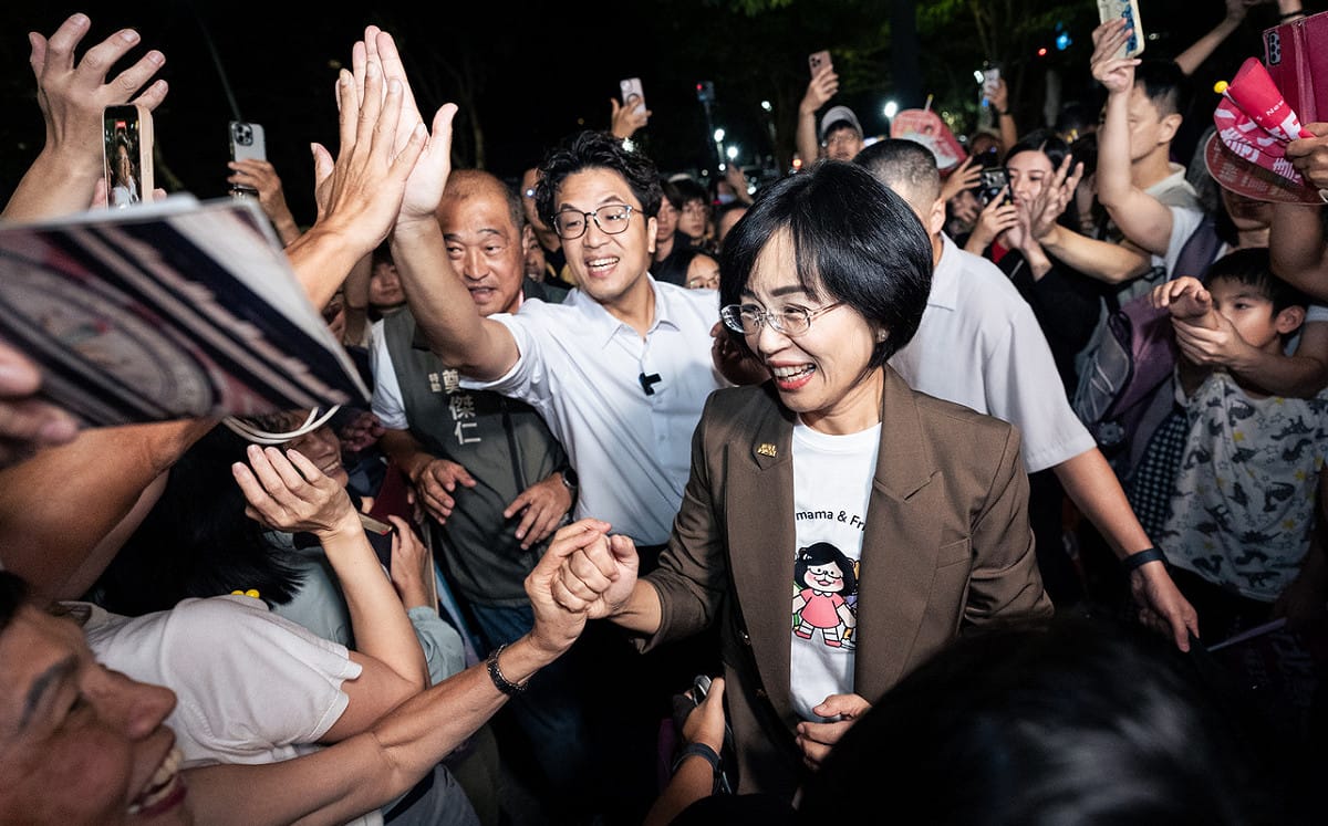 蘇巧慧、沈伯洋同框暢聊留學生活、城市願景 上千民眾大喊「洋流慧聚，雙北雙贏」相迎