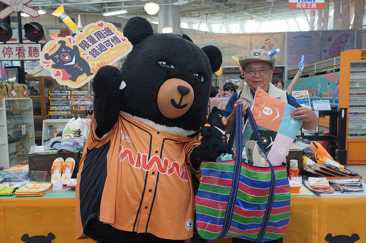 參山處長曹忠猷手提滿滿人氣商品。 圖：參山處/提供