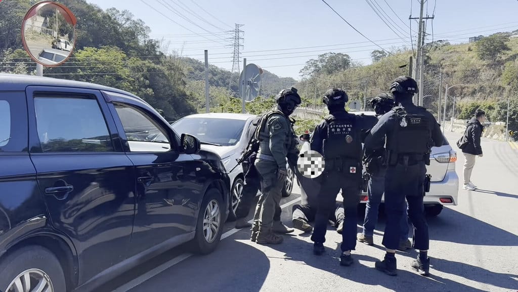台中市警方30日宣布，運用警用無人機與地面警力配合，採陸空夾擊戰術，逮獲欲潛逃新竹山區藏匿的詐團主嫌，進而查獲成員30人。（民眾提供）中央社記者郝雪卿傳真　115年9月30日