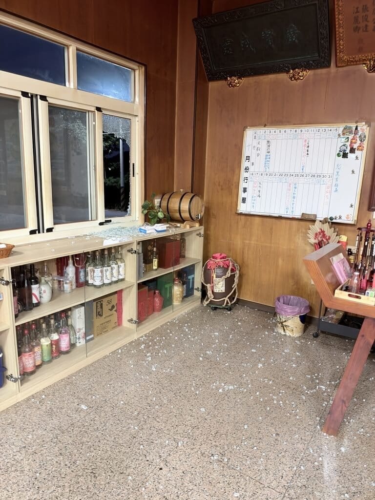 苗栗縣苑裡鎮一處私人神壇廣靈宮遭不明男子破窗入侵，偷走掛在神像上的金牌、金飾，另有新台幣10萬餘元現金不翼而飛，初步估計損失近百萬元。（廟方提供）中央社記者管瑞平傳真　115年9月30日
