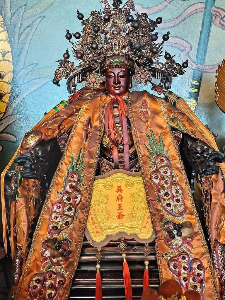 苗栗苑裡廣靈宮遭竊，竊嫌凌晨潛入並從神像身上拔走多面金牌和金項鍊，初估損失近新台幣百萬元。警方30日表示，已鎖定特定對象追緝。圖為神像原本配掛的金牌。（廟方提供）中央社記者管瑞平傳真　115年9月30日
