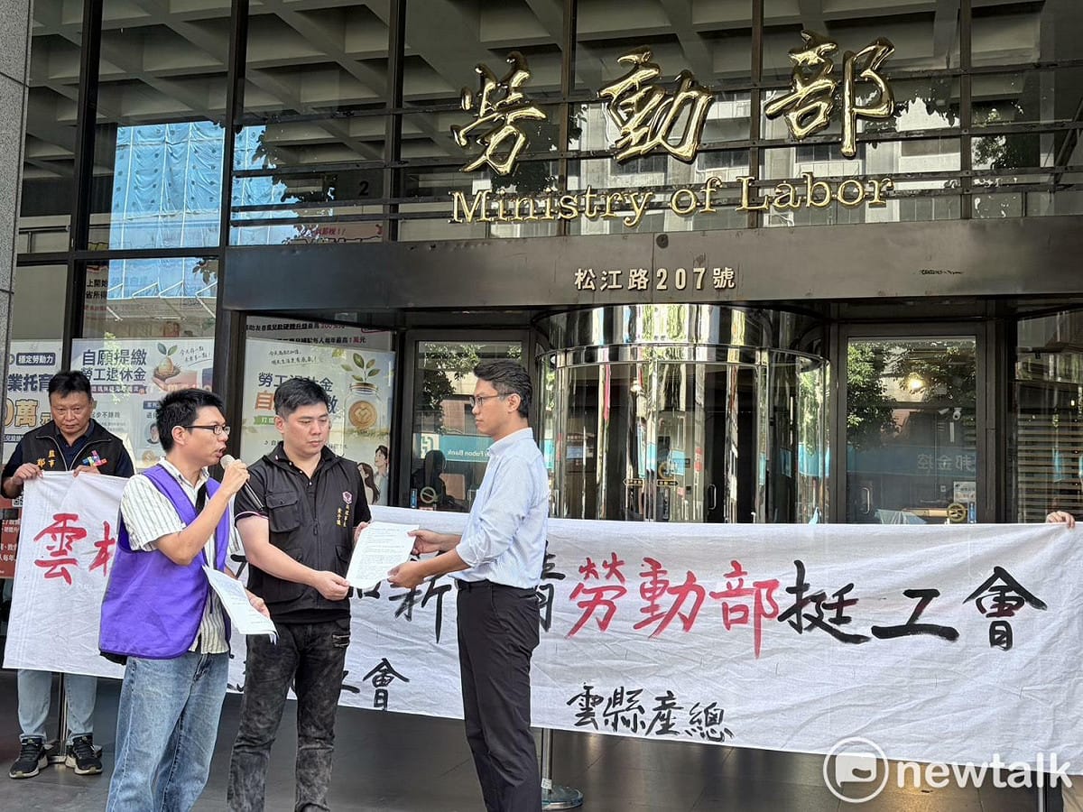 艾杰旭顯示玻璃企業工會今（30）日與聲援團體集結於勞動部，勞動部勞動關係司官員接下其三大訴求。 圖：李宣萱/攝