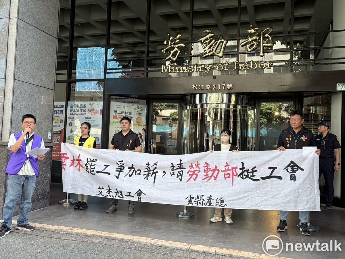 今（30）日艾杰旭工會再集結雲林縣產業總工會、桃園市產業總工會於勞動部前，期望勞動部和雲林縣政府一起協助。 圖：李宣萱/攝