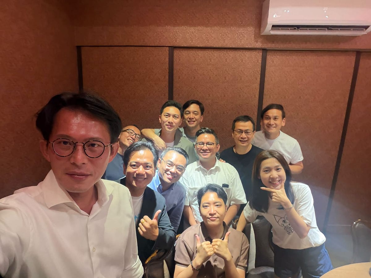 民眾黨主席黃國昌日前於臉書公開照片，多名國民黨青壯派立委與民眾黨竹北市長候選人邱臣遠同框。 圖：擷取自黃國昌臉書