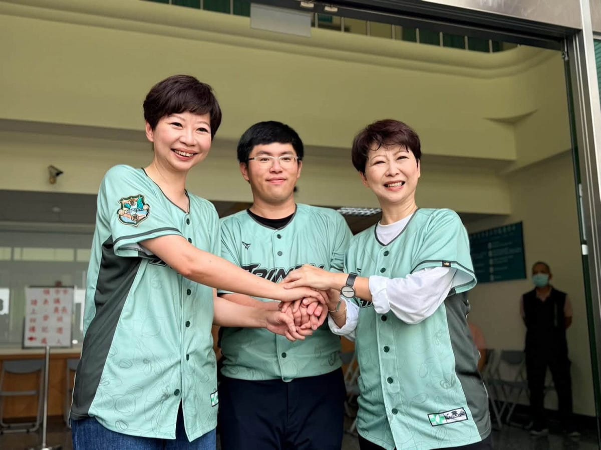 周嘉韋在陳怡珍接任民進黨台南市黨部執行長時，出任副執行長，共同扛起黨部輔選陳亭妃的工作，盼能獲得陳怡珍支持者的認同。 圖：翻攝周嘉韋臉書