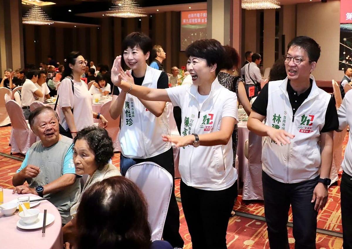 林建南在市長初選中公開力挺陳亭妃，也在選區密集懸掛與陳亭妃、陳怡珍同框的看板，以「接棒陳怡珍、守住第四席」為核心訴求，意圖藉由大規模轉移陳怡珍的票源，一舉跨進議會大門。 圖：翻攝林建南臉書