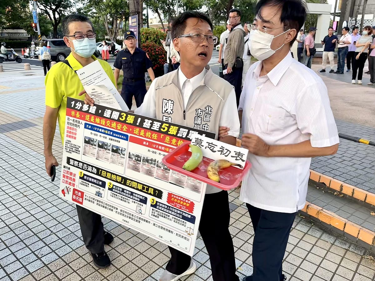 前台聯台南市黨部主委陳昌輝第五度披掛上陣，錢林慧君助理出身的他在綠營保有一定票源，長年來以對抗政治權貴的街頭陳抗形象深植人心，近來又不斷針對市民關注議題高分貝發聲，日前更因向賴清德總統陳抗交通檢舉議題再次引爆話題，備受各界關注。 圖：陳昌輝競選總部提供